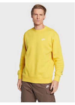 Nike Bluza Nsw Club BV2662 Żółty Standard Fit ze sklepu MODIVO w kategorii Bluzy męskie - zdjęcie 168679039