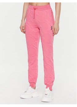 Guess Spodnie dresowe Adelaide V3GB01 KBIN0 Różowy Regular Fit ze sklepu MODIVO w kategorii Spodnie damskie - zdjęcie 168680508
