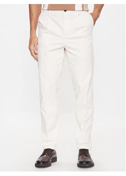 Guess Spodnie materiałowe M3YB28 WFIN3 Biały Slim Fit ze sklepu MODIVO w kategorii Spodnie męskie - zdjęcie 168680966