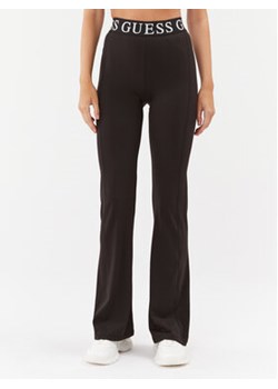 Guess Spodnie materiałowe V3BB12 MC04Z Czarny Regular Fit ze sklepu MODIVO w kategorii Spodnie damskie - zdjęcie 168681085