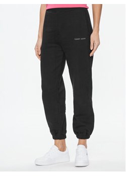 Tommy Jeans Spodnie dresowe Classics DW0DW17309 Czarny Relaxed Fit ze sklepu MODIVO w kategorii Spodnie damskie - zdjęcie 168681935