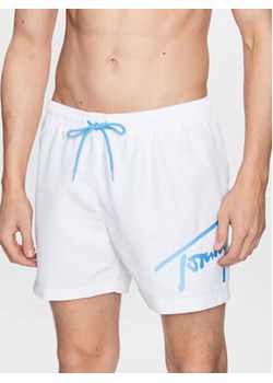 Tommy Jeans Szorty kąpielowe UM0UM02862 Biały Regular Fit ze sklepu MODIVO w kategorii Kąpielówki - zdjęcie 168682737