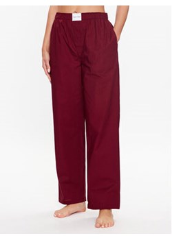 Calvin Klein Underwear Spodnie piżamowe 000QS6893E Bordowy Regular Fit ze sklepu MODIVO w kategorii Piżamy damskie - zdjęcie 168683367