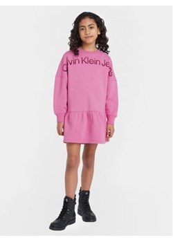 Calvin Klein Jeans Sukienka dzianinowa Hero Logo IG0IG02227 Różowy Regular Fit ze sklepu MODIVO w kategorii Sukienki dziewczęce - zdjęcie 168683428