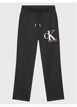 Calvin Klein Jeans Spodnie dresowe Monogram IG0IG01985 Czarny Regular Fit ze sklepu MODIVO w kategorii Spodnie dziewczęce - zdjęcie 168683597
