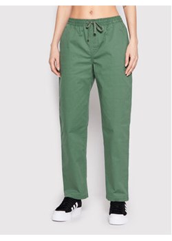 Vans Spodnie materiałowe Range VN0A7RMP Zielony Relaxed Fit ze sklepu MODIVO w kategorii Spodnie damskie - zdjęcie 168685115