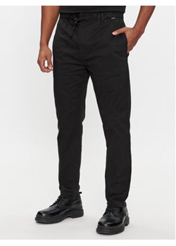Calvin Klein Chinosy Modern K10K112383 Czarny Tapered Fit ze sklepu MODIVO w kategorii Spodnie męskie - zdjęcie 168685127