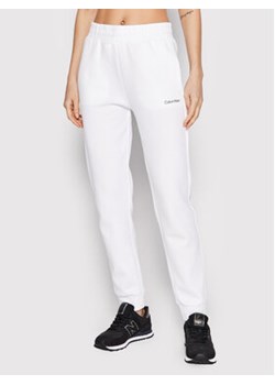 Calvin Klein Spodnie dresowe Micro Logo Essential K20K204424 Biały Regular Fit ze sklepu MODIVO w kategorii Spodnie damskie - zdjęcie 168686385