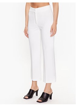 DKNY Spodnie materiałowe P2RVAO19 Biały Regular Fit ze sklepu MODIVO w kategorii Spodnie damskie - zdjęcie 168687425