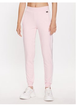 Guess Spodnie dresowe Rosas V3YB20 KBV71 Różowy Regular Fit ze sklepu MODIVO w kategorii Spodnie damskie - zdjęcie 168688468