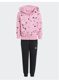 adidas Dres Brand Love Kids IA1572 Różowy Regular Fit ze sklepu MODIVO w kategorii Dresy dziewczęce - zdjęcie 168689597