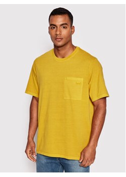 Levi's® T-Shirt Easy Pocket A3697-0001 Żółty Relaxed Fit ze sklepu MODIVO w kategorii T-shirty męskie - zdjęcie 168690187