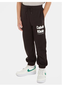 Calvin Klein Jeans Spodnie dresowe IB0IB01816 Czarny Regular Fit ze sklepu MODIVO w kategorii Spodnie chłopięce - zdjęcie 168691335