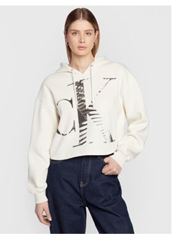 Calvin Klein Jeans Bluza J20J220310 Écru Regular Fit ze sklepu MODIVO w kategorii Bluzy damskie - zdjęcie 168692827