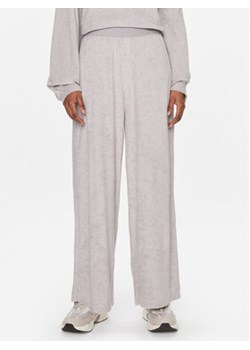 Calvin Klein Underwear Spodnie piżamowe 000QS7024E Szary Regular Fit ze sklepu MODIVO w kategorii Piżamy damskie - zdjęcie 168693228