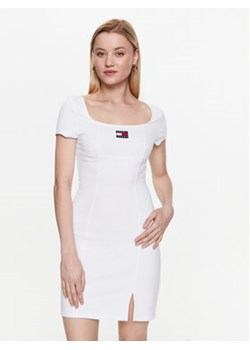 Tommy Jeans Sukienka codzienna Archive DW0DW15362 Biały Bodycon Fit ze sklepu MODIVO w kategorii Sukienki - zdjęcie 168693906