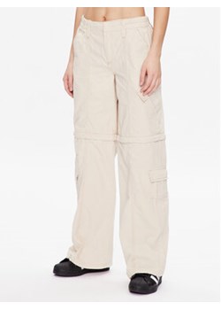 BDG Urban Outfitters Spodnie materiałowe BDG ZIP OFF Y2K 76475318 Écru Relaxed Fit ze sklepu MODIVO w kategorii Spodnie damskie - zdjęcie 168694565