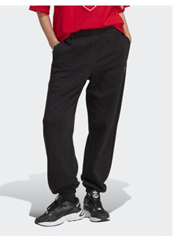 adidas Spodnie dresowe Essentials Fleece IA6437 Czarny Regular Fit ze sklepu MODIVO w kategorii Spodnie damskie - zdjęcie 168694787