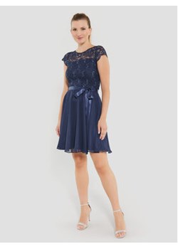 Swing Sukienka koktajlowa 77760510 Granatowy Regular Fit ze sklepu MODIVO w kategorii Sukienki - zdjęcie 168696019