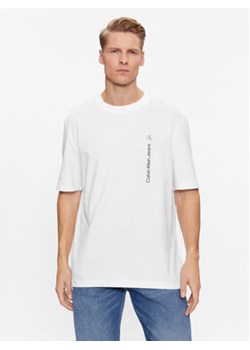 Calvin Klein Jeans T-Shirt J30J323995 Biały Relaxed Fit ze sklepu MODIVO w kategorii T-shirty męskie - zdjęcie 168696175