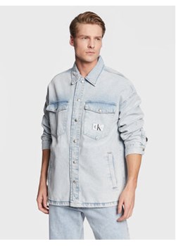 Calvin Klein Jeans Kurtka jeansowa J30J322383 Niebieski Oversize ze sklepu MODIVO w kategorii Kurtki męskie - zdjęcie 168696665