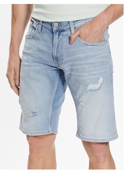 Tommy Jeans Szorty jeansowe Ronnie DM0DM16147 Niebieski Relaxed Fit ze sklepu MODIVO w kategorii Spodenki męskie - zdjęcie 168697015