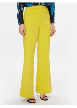 DKNY Spodnie materiałowe UK3PX024 Żółty Relaxed Fit ze sklepu MODIVO w kategorii Spodnie damskie - zdjęcie 168697105