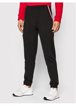 Tommy Hilfiger Spodnie dresowe Track UM0UM02352 Czarny Regular Fit ze sklepu MODIVO w kategorii Spodnie męskie - zdjęcie 168697538