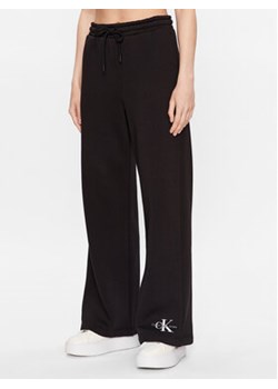 Calvin Klein Jeans Spodnie dresowe J20J221296 Czarny Relaxed Fit ze sklepu MODIVO w kategorii Spodnie damskie - zdjęcie 168698179