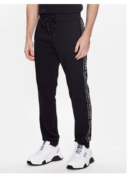 Versace Jeans Couture Spodnie dresowe Logo 74GAAY03 Czarny Regular Fit ze sklepu MODIVO w kategorii Spodnie męskie - zdjęcie 168701109