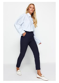 trendyol Spodnie w kolorze granatowym ze sklepu Limango Polska w kategorii Spodnie damskie - zdjęcie 168714688