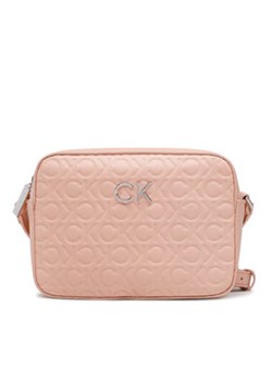 Calvin Klein Torebka Re-Lock Camera Bag Emb Mono K60K610199 Różowy ze sklepu MODIVO w kategorii Listonoszki - zdjęcie 168716268