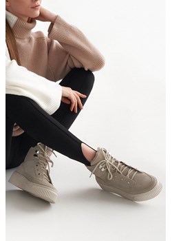 Estro: Wysokie sneakersy damskie z ociepleniem z beżowego zamszu naturalnego ze sklepu Estro w kategorii Buty sportowe damskie - zdjęcie 168718769