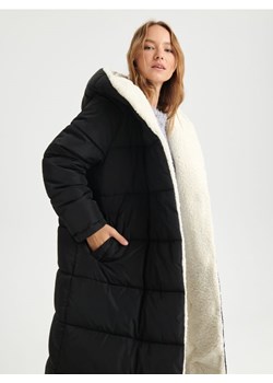 Sinsay - Płaszcz pikowany z kapturem - czarny ze sklepu Sinsay w kategorii Płaszcze damskie - zdjęcie 168730249