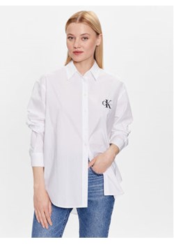 Calvin Klein Jeans Koszula J20J220515 Biały Regular Fit ze sklepu MODIVO w kategorii Koszule damskie - zdjęcie 168733968