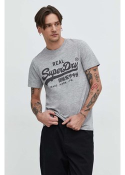 Superdry t-shirt bawełniany męski kolor szary z nadrukiem ze sklepu ANSWEAR.com w kategorii T-shirty męskie - zdjęcie 168741235