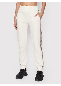 Guess Spodnie dresowe 4G Logo Tape V2RB05 KA3P1 Beżowy Regular Fit ze sklepu MODIVO w kategorii Spodnie damskie - zdjęcie 168748068