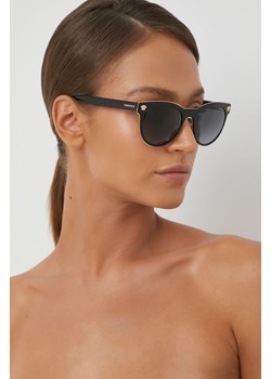 Versace Okulary przeciwsłoneczne damskie kolor czarny 0VE2198 ze sklepu ANSWEAR.com w kategorii Okulary przeciwsłoneczne damskie - zdjęcie 168750257