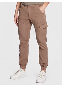 Guess Spodnie materiałowe New Kombat M3RB17 WF5U3 Brązowy Slim Fit ze sklepu MODIVO w kategorii Spodnie męskie - zdjęcie 168754079