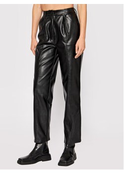 NA-KD Spodnie z imitacji skóry 1018-008216-0002-579 Czarny Relaxed Fit ze sklepu MODIVO w kategorii Spodnie damskie - zdjęcie 168754237