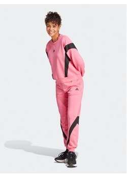 adidas Dres Laziday IJ8795 Różowy Regular Fit ze sklepu MODIVO w kategorii Dresy damskie - zdjęcie 168754958