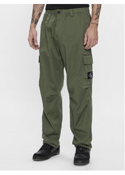 Calvin Klein Jeans Spodnie materiałowe Essential J30J324537 Zielony Regular Fit ze sklepu MODIVO w kategorii Spodnie męskie - zdjęcie 168766975