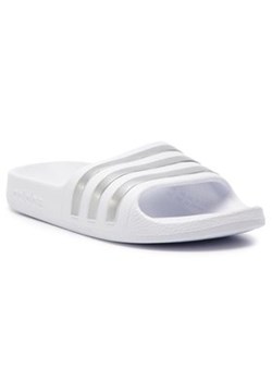 adidas Klapki adilette Aqua K F35555 Biały ze sklepu MODIVO w kategorii Klapki dziecięce - zdjęcie 168795605