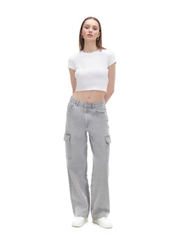 Cropp - Szare jeansy cargo straight - jasny szary ze sklepu Cropp w kategorii Jeansy damskie - zdjęcie 168796386