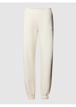 Spodnie dresowe o kroju regular fit z nadrukiem z logo ze sklepu Peek&Cloppenburg  w kategorii Spodnie damskie - zdjęcie 168813848