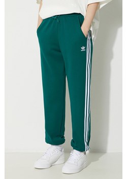 adidas Originals spodnie dresowe bawełniane Jogger Pants kolor zielony z aplikacją IR8090 ze sklepu PRM w kategorii Spodnie damskie - zdjęcie 168814468