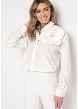 Biała Gładka Koszula na Guziki z Ozdobnym Kwiatem Wenia ze sklepu Born2be Odzież w kategorii Koszule damskie - zdjęcie 168815985