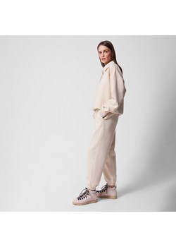 Damskie spodnie dresowe Outhorn OTHWSS24TTROF706 - beżowe ze sklepu Sportstylestory.com w kategorii Spodnie damskie - zdjęcie 168823457