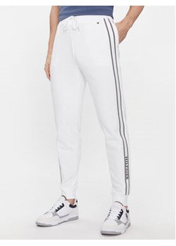 Tommy Hilfiger Spodnie dresowe UM0UM03198 Biały Regular Fit ze sklepu MODIVO w kategorii Spodnie męskie - zdjęcie 168826909