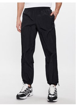 Calvin Klein Performance Spodnie dresowe 00GWS4P642 Czarny Regular Fit ze sklepu MODIVO w kategorii Spodnie męskie - zdjęcie 168826988